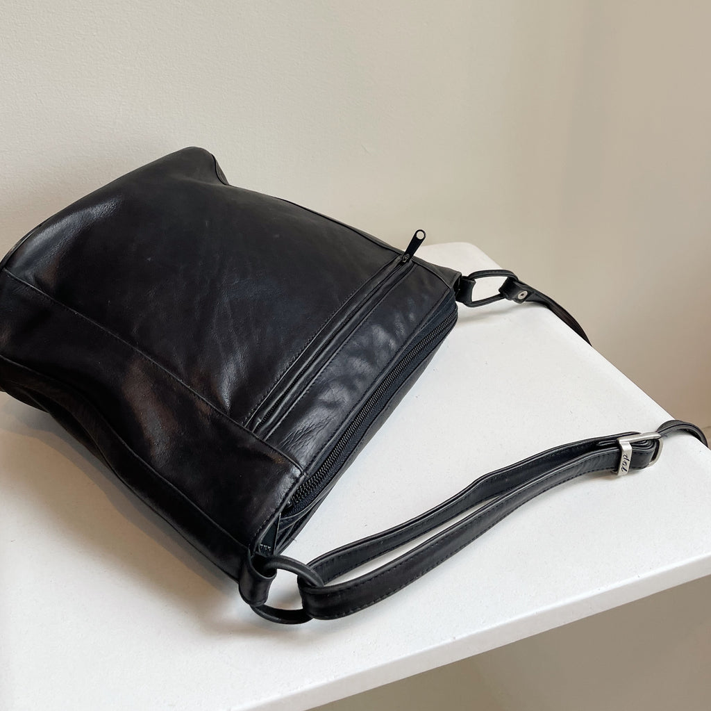 Onyx Classic Leather Shoulder Bag